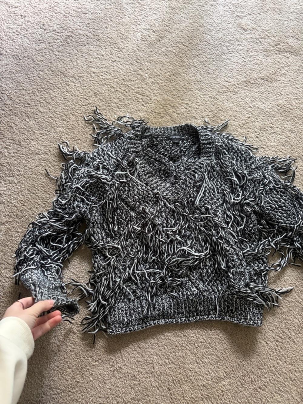 Boohoo Black & White Frayed V-Neck Sweater